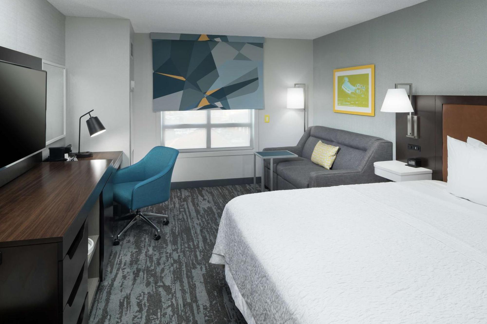 Chambre Lit King-Size avec Canapé-Lit et Baignoire - Accessible aux Personnes à Mobilité Réduite